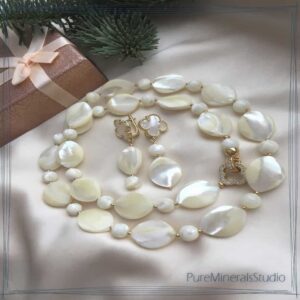 Set made of Mother-of-Pearl