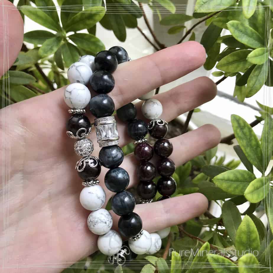 Set of Bracelets made of Howlite, Hawk Eye and Garnet - Image 2
