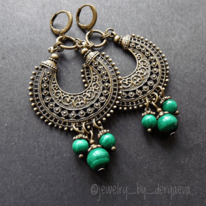 Earrings made of Malachite