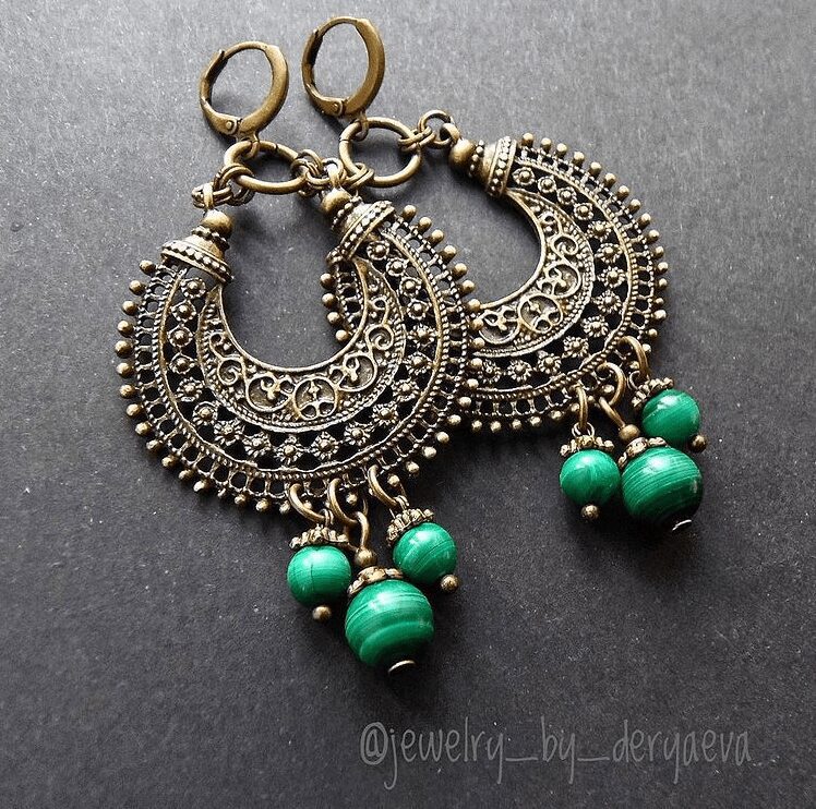 Earrings made of Malachite
